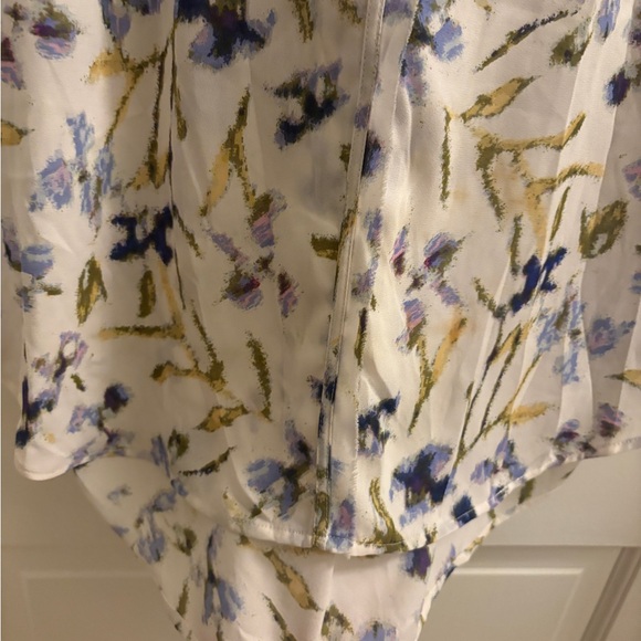 Daniel Rainn Blue Cream Flutter Sleeve Blouse - Picture 4 of 6